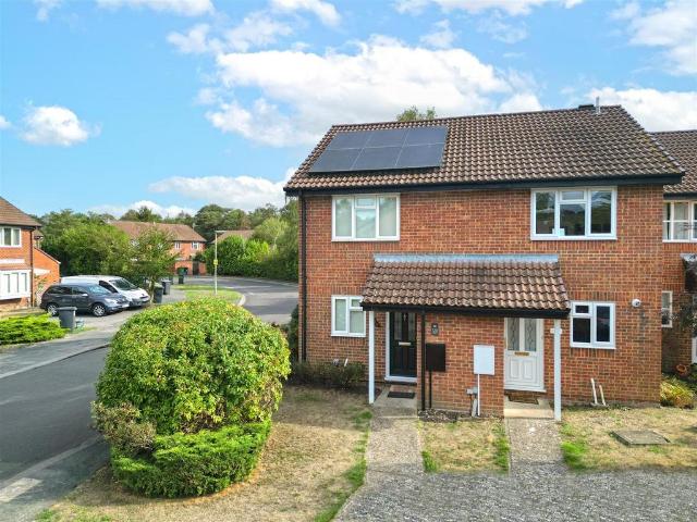Cheylesmore Drive, Camberley GU16 2 bed terraced house to rent £1,750 pcm £404 pw