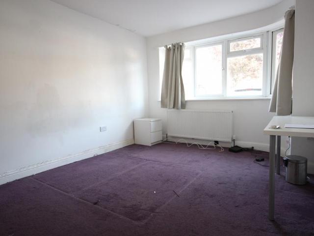 Cheyneys Avenue, Edgware, Greater. 5 bed house share to rent £900 pcm £208 pw