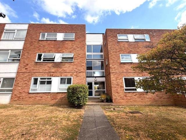 Cheyne Court, Glengal Road, Woodford. 2 bed apartment to rent £1,695 pcm £391 pw
