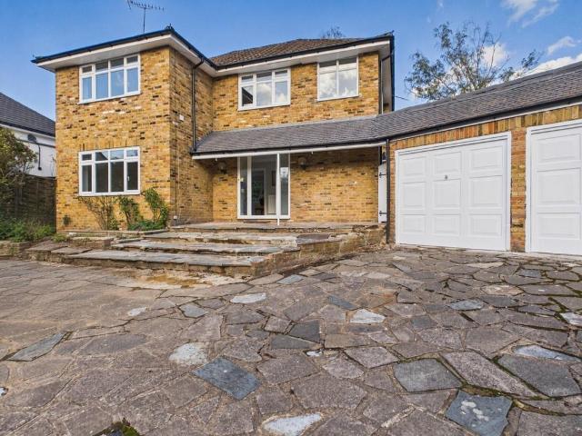 Cheyne Close, Gerrards Cross. 4 bed detached house to rent £3,500 pcm £808 pw