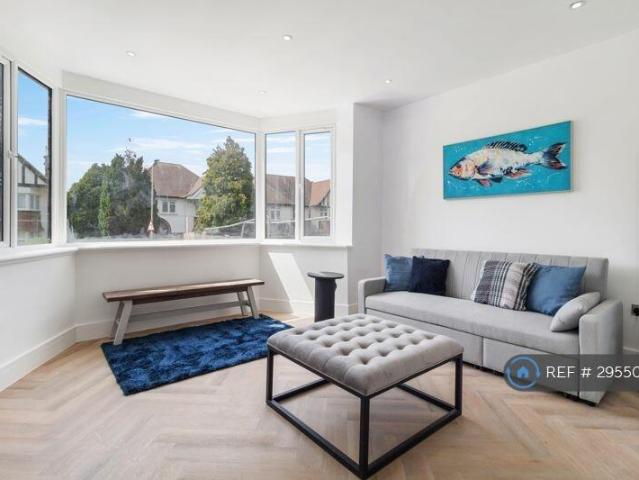 Cheyne Walk, London, NW4 5 bed semi detached house to rent £4,500 pcm £1,038 pw