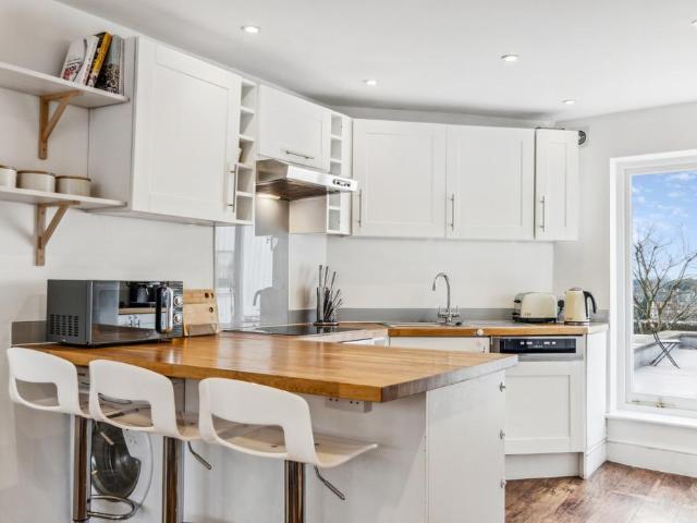 Chez Lindsay, 11 Hill Rise, London, TW10 6UQ, United Kingdom | 3 bed apartment for rent #116539613 | Rentberry