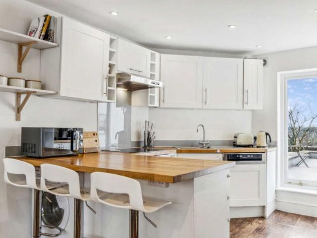 Chez Lindsay, 11 Hill Rise, London, TW10 6UQ, United Kingdom | 3 bed apartment for rent #138775560 | Rentberry