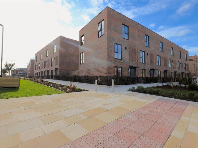 Cheadle Mews, Bolton BL1, 3 bed town house to rent, £1,500 pcm | PrimeLocation