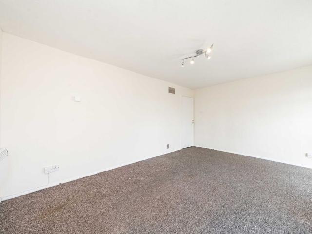 Cheam Road, Cypress Court, SM1