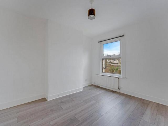 Cheam SM1 1 bed in a house share to rent £950 pcm £219 pw
