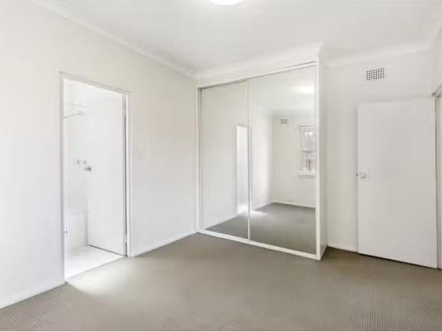 Unique 4/3 Middlemiss Street, Lavender Bay Apartment for rent.
