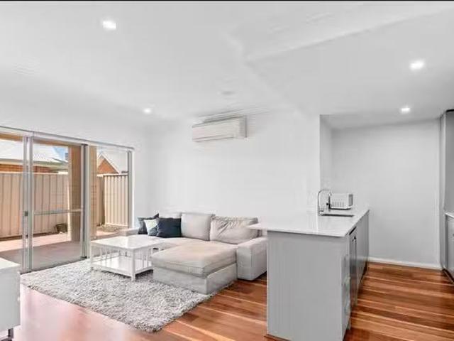 Cheap 4/3 Oak Street, Cannington, WA 6107