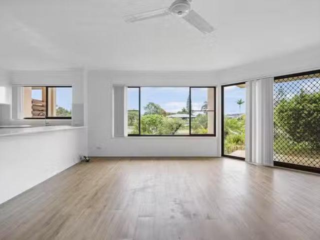 Just in! 4/6 Dunlop Court, Mermaid Waters, QLD 4218