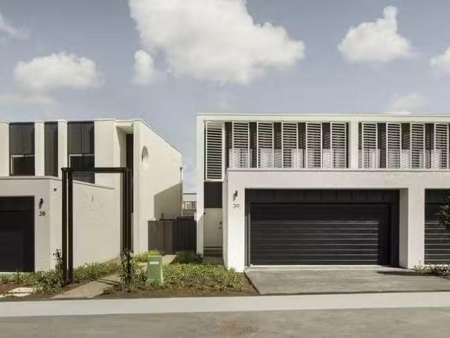 Charming 47/100 Champions Crescent, Brookwater, QLD 4300