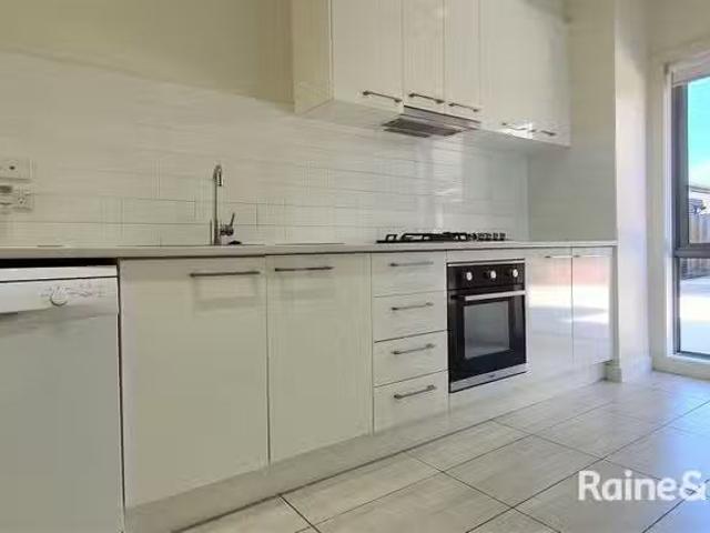 Cozy 4/71 Fox Street, St Albans VIC 3021