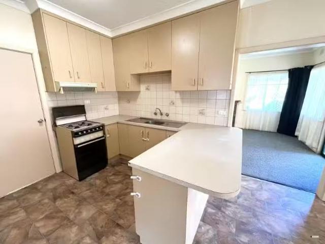 Deal! 478 Mc Kenzie Street, Lavington House for rent Listed b.