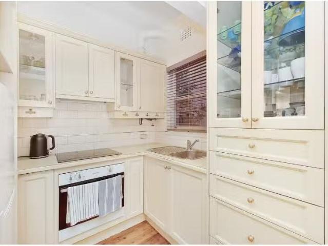 Cheap 4/94 Coogee Bay Road, Coogee Apartment for rent Listed.