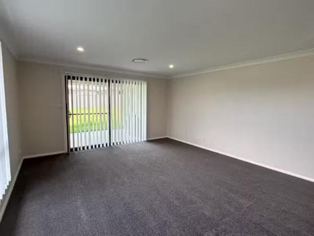 Cozy 49 Reginald Drive, KOOTINGAL House for rent Listed by We.