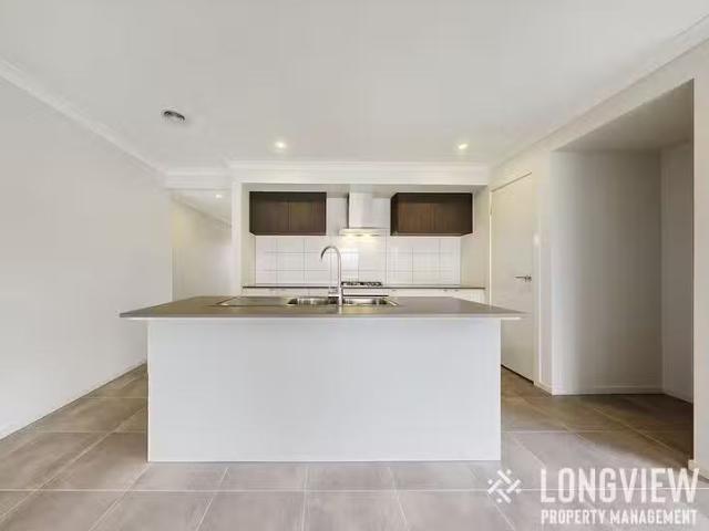 Cheap 4 Austral Street, Beveridge, VIC 3753