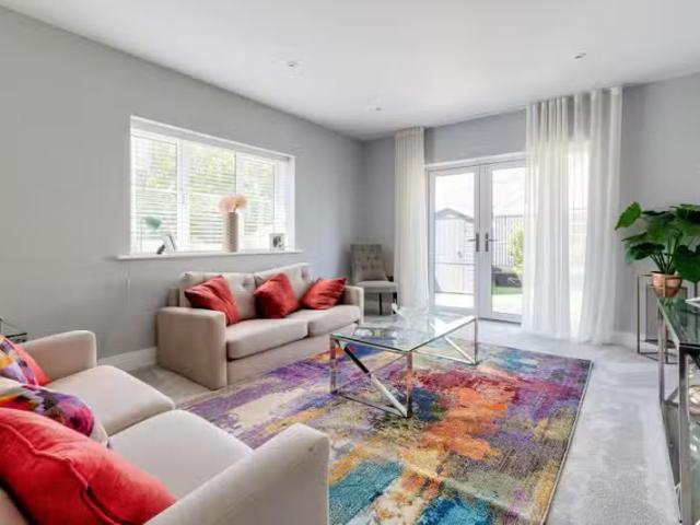 Cheap 4 bedroom detached house for rent in Oaklands Lane, Smal.