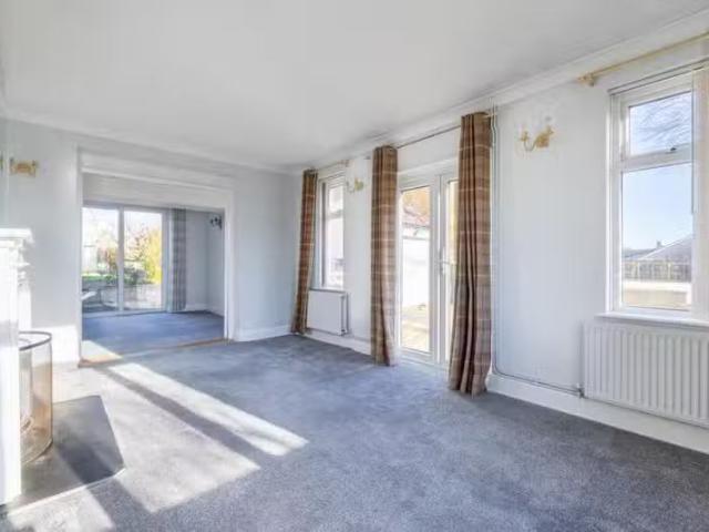 Just in! 4 bedroom detached house for rent in Long Street, Gal.