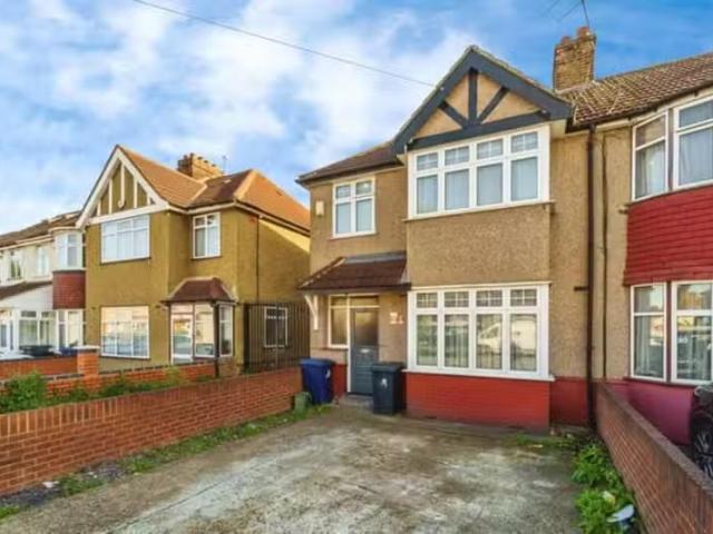 Charming 4 bedroom detached house for rent in Stableford Close.