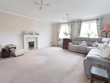 Charming 4 bedroom detached house for rent in Stafford Crescen.
