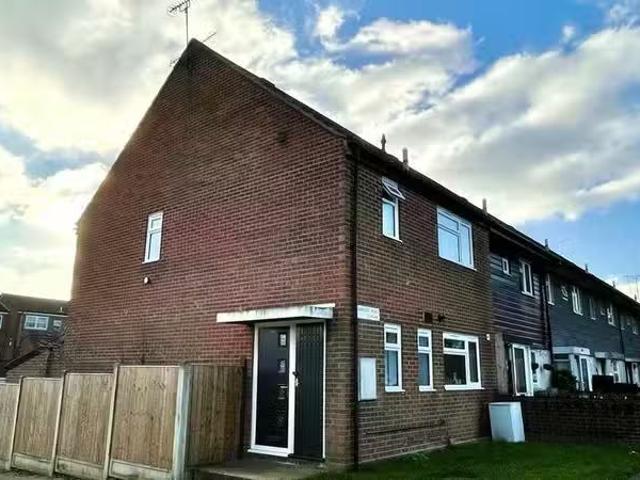 Unique 4 bedroom end of terrace house for rent in Hunwicke Roa.