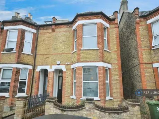 Cheap 4 bedroom semi detached house for rent in Bromley Garden.