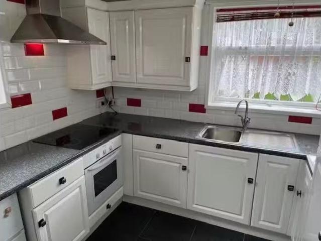 Nice 4 bedroom semi detached house for rent in Kelynmead Road.