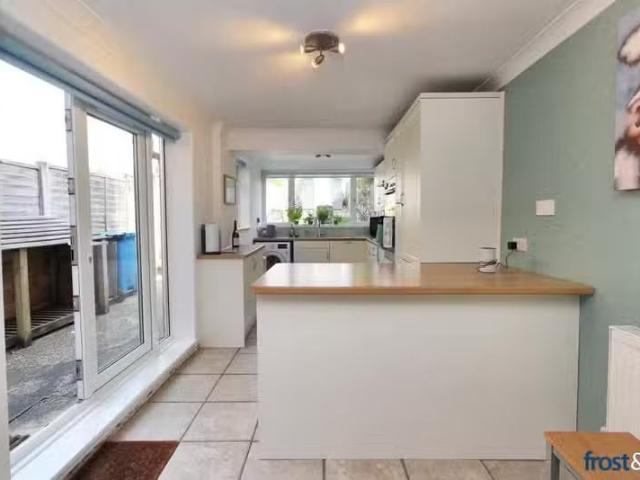 Deal! 4 bedroom semi detached house for rent in Mentone Road.