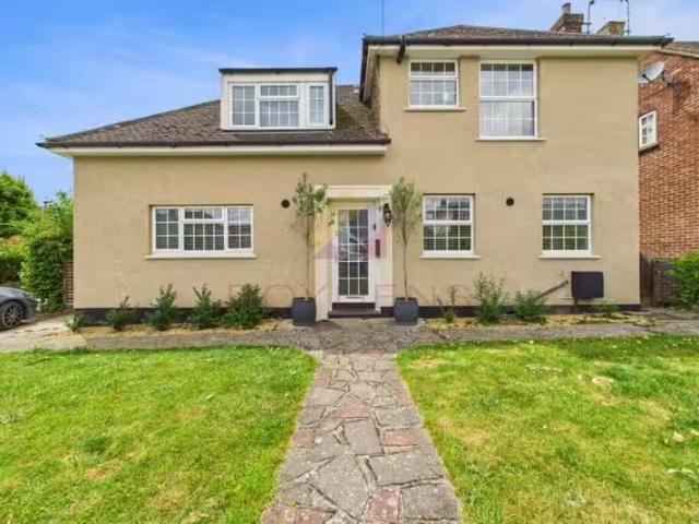 Deal! 4 bedroom terraced house for rent in Pines Road, Chelmsf.