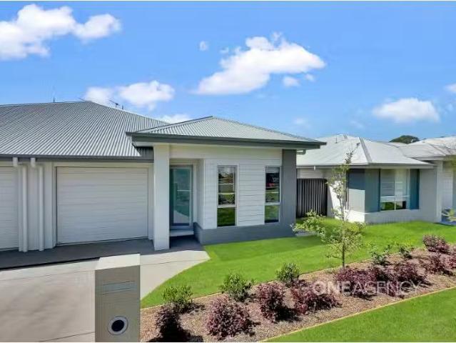 Nice 4 BR 15B Tiger Quoll Drive, Lake Cathie Townhouse for ren.