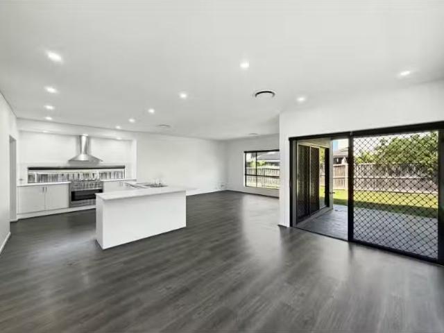 Cheap 4 BR 17 Hoy Street, MOOREBANK House for rent Listed by.