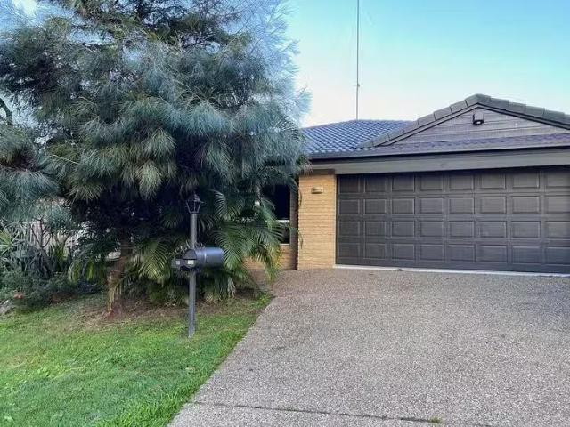 Nice 4 BR 18 Piccadilly Place, Highland Park, QLD 4211
