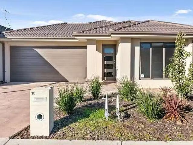 Charming 4 BR 18 Shipstern Street, Armstrong Creek, VIC 3217