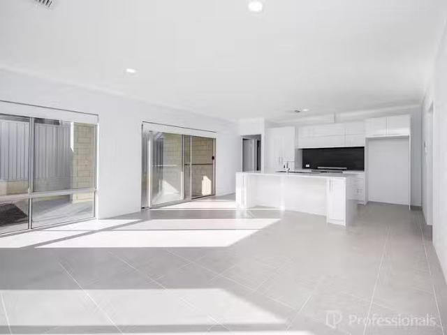 Cozy 4 BR 10 Coconuts Avenue, Eglinton, WA 6034