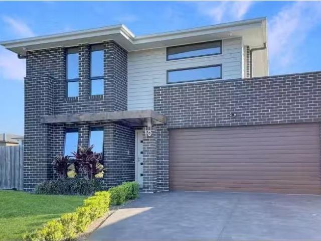 New 4 BR 10 Crystal Palace Way, Leppington House for rent Lis.