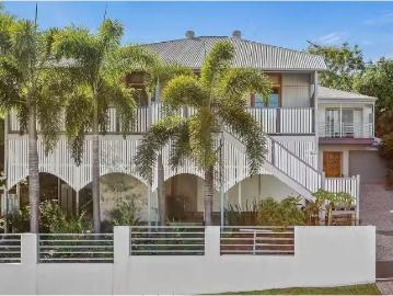 Unique 4 BR 1/20 Nicklin Street, COORPAROO Townhouse for rent.