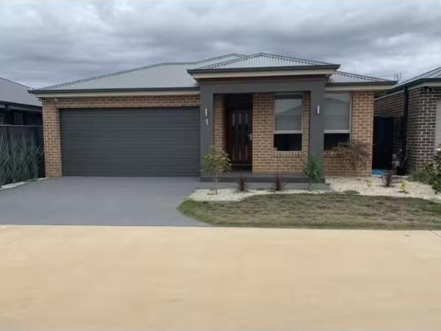 For Rent! 4 BR 1/26 Telopea Way, ORANGE House for rent Listed.