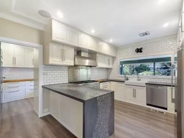 Unique 4 BR 12 Davies Avenue, Springwood House for rent Liste.