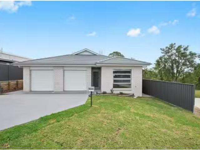 Rental! 4 BR 1/33 Bangalay Street, Heddon Greta Townhouse for.