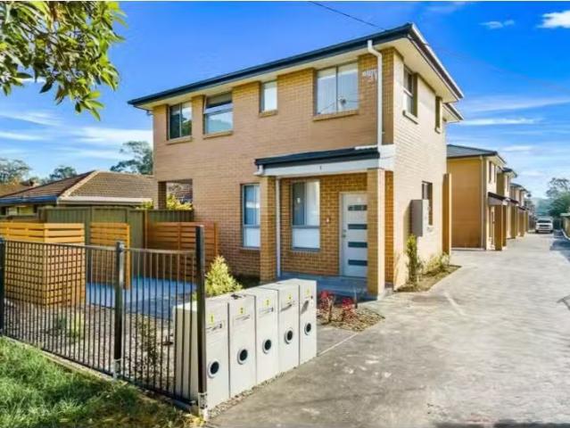 Deal! 4 BR 1/31 Adelaide Street, OXLEY PARK Townhouse for rent.