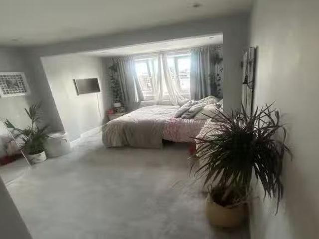 Rental! 4 BR 1350 Room for rent in Cricklewood
