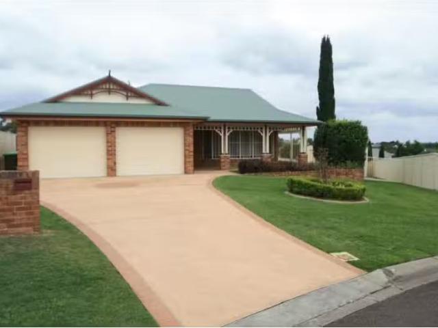 Nice 4 BR 13 Caitlin Close, Bolwarra Heights House for rent L.
