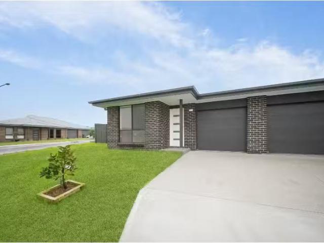 Charming 4 BR 1 Breccia Avenue, GILLIESTON HEIGHTS House for r.