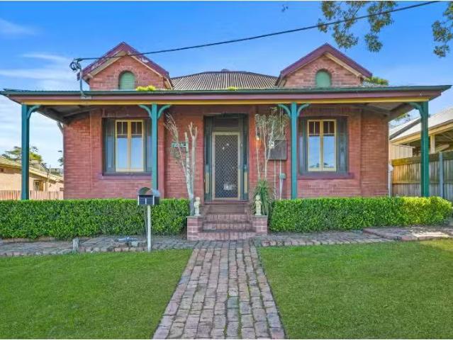 Just in! 4 BR 1 King Street, EAST MAITLAND House for rent Lis.