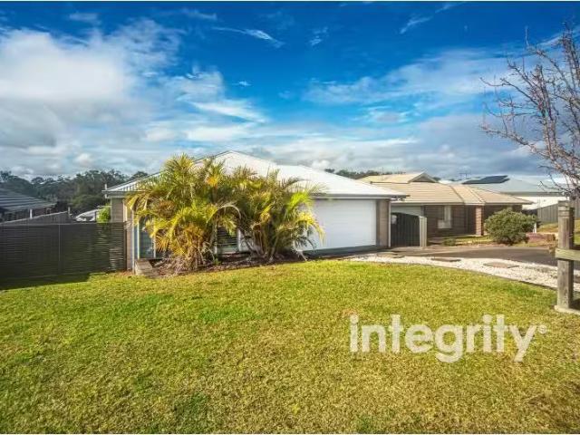 Cheap 4 BR 23 Firetail Street, South Nowra House for rent Lis.