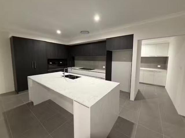 Deal! 4 BR 30 Tulipwood Loop, Piara Waters, WA 6112