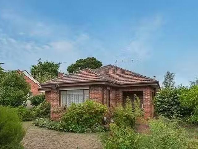 Deal! 4 BR 33 High Street Road, Ashwood, VIC 3147