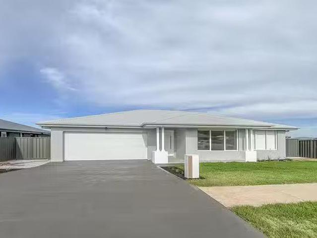 For Rent! 4 BR 33 Hone Creek Drive, Caerleon, NSW 2850