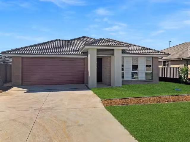 Charming 4 BR 3 Kelman Drive, Cliftleigh House for rent Liste.