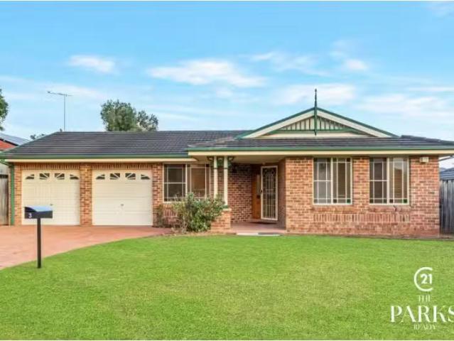 Cozy 4 BR 3 Moruya Close, Prestons House for rent Listed by E.