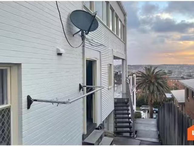 Cheap 4 BR 4/45 Nesca Parade, The Hill Apartment for rent Lis.